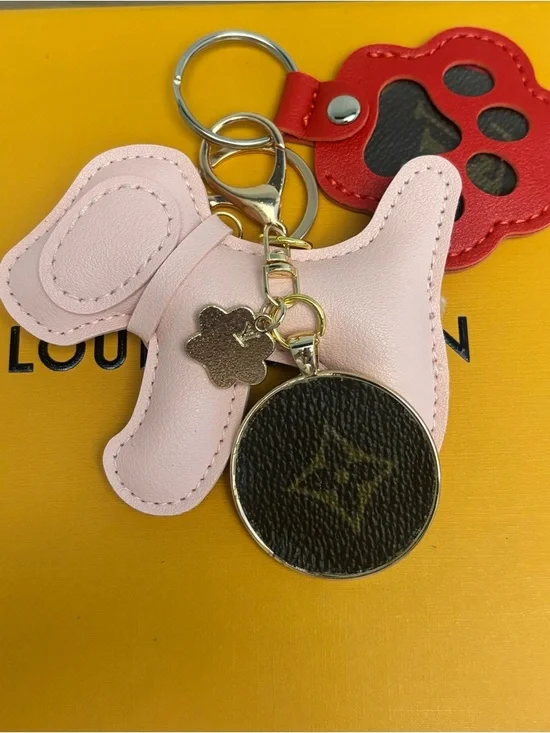 Louis Vuitton Monogram Disc,
Pink Leather Dog/Paw Bag Charm, LV charm
6.5 in. - Picture 4 of 6